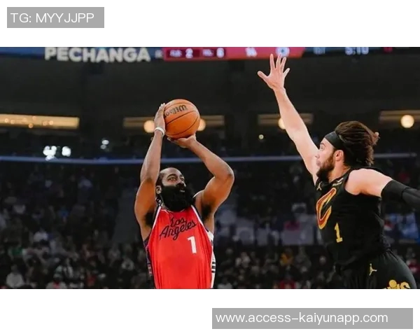 哈登三分首球遭格莱姆斯肘击裁判未作判罚引争议